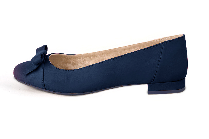 Navy blue women's ballet pumps, with low heels. Round toe. Flat block heels. Profile view - Florence KOOIJMAN